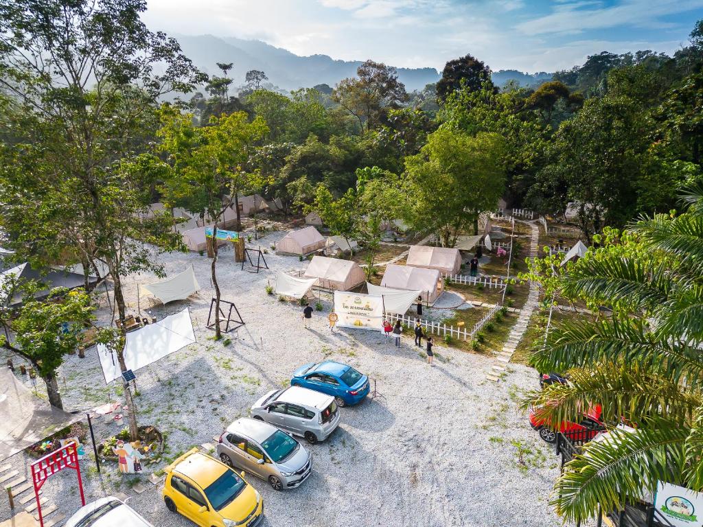 万挠De Kampung Campsite的停在停车场的一群汽车