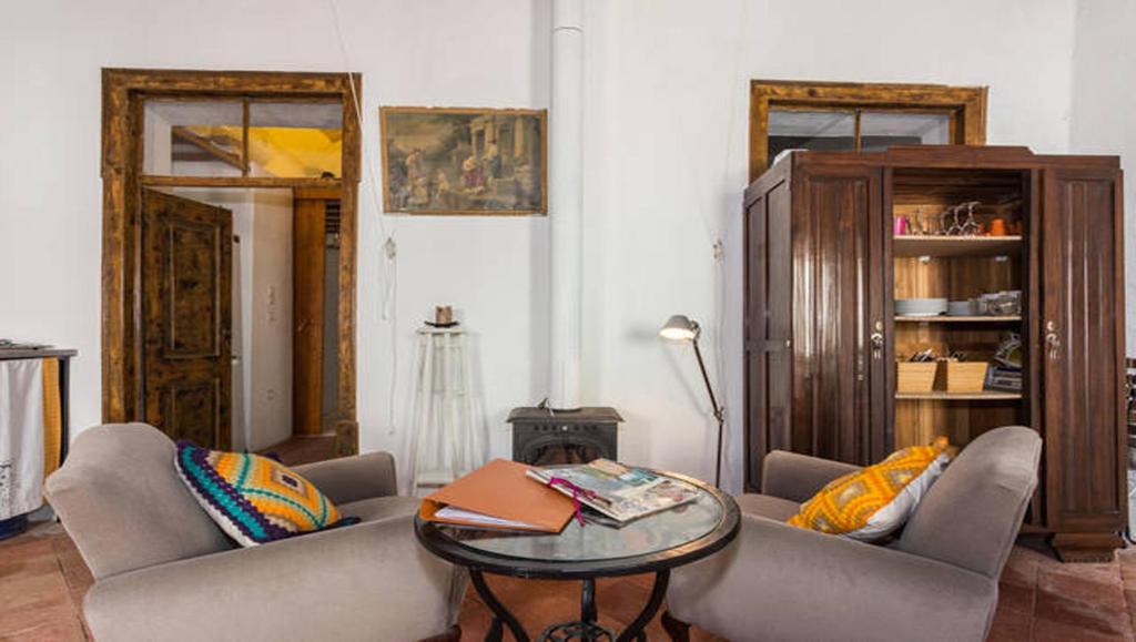 奥良卡萨莱万特度假屋的客厅配有两张沙发和一张桌子