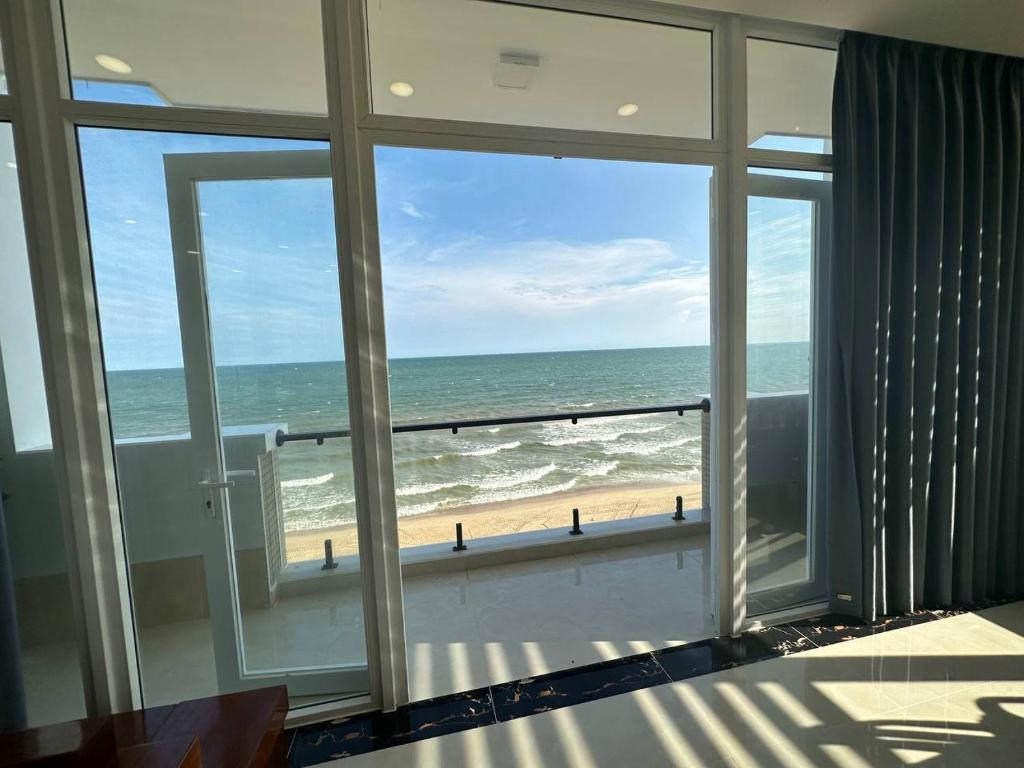 头顿Khách Sạn A68的客房设有窗户,享有海滩美景。