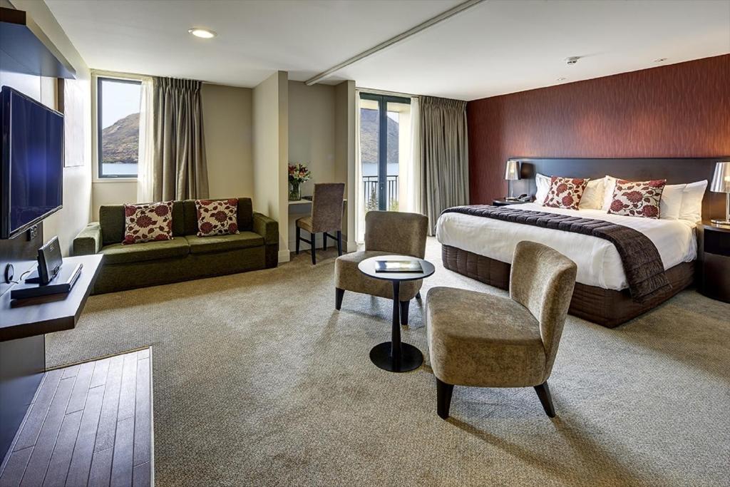 Rendezvous Heritage Hotel Queenstown的电视和&#47;或娱乐中心