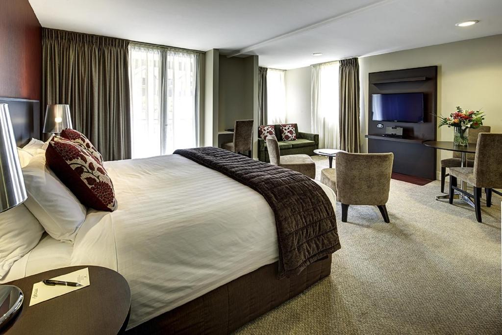 Rendezvous Heritage Hotel Queenstown客房内的一张或多张床位