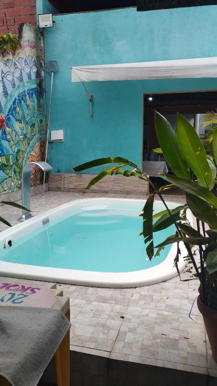 卡拉瓜塔图巴Equilibra Soul的院子里的大浴缸,种植植物