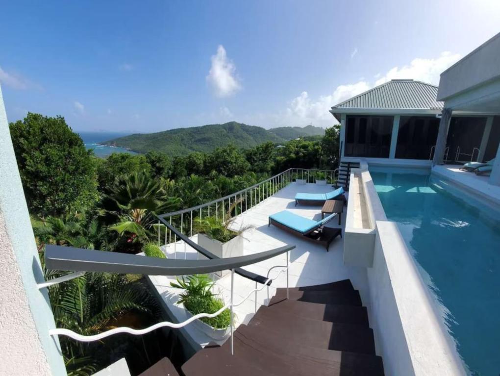 BequiaLux Villa w/ Stunning Panoramic Ocean Views的一座房子,设有一座山地游泳池