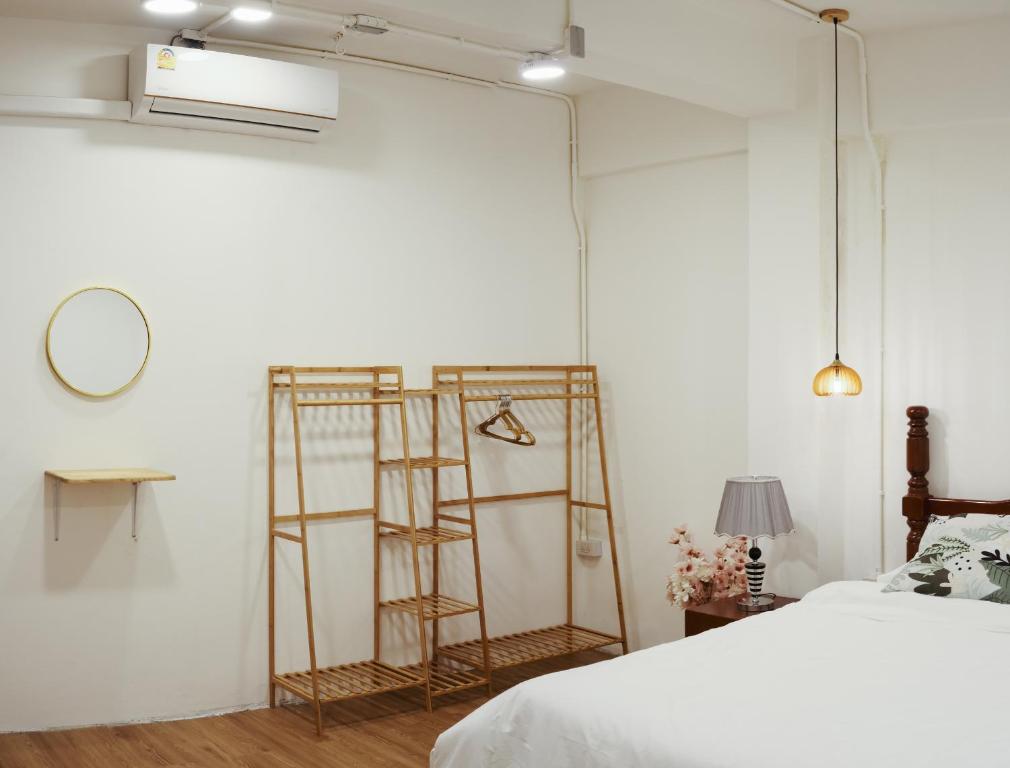 曼谷Private Full-Floor Spacious 5BR in China Town的卧室设有2个木梯,毗邻一张床
