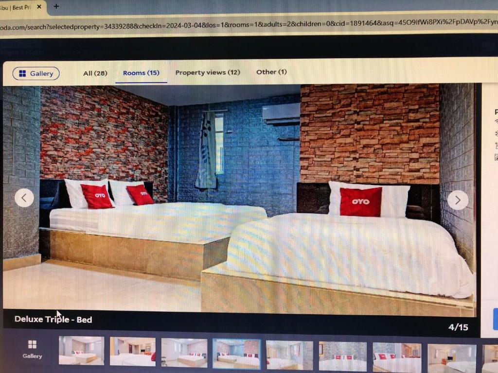 诗巫City hotel的一张带两张床的酒店客房的网站