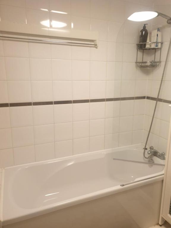 埃德蒙顿Residential property的浴室内设有一个白色的浴缸及水龙头