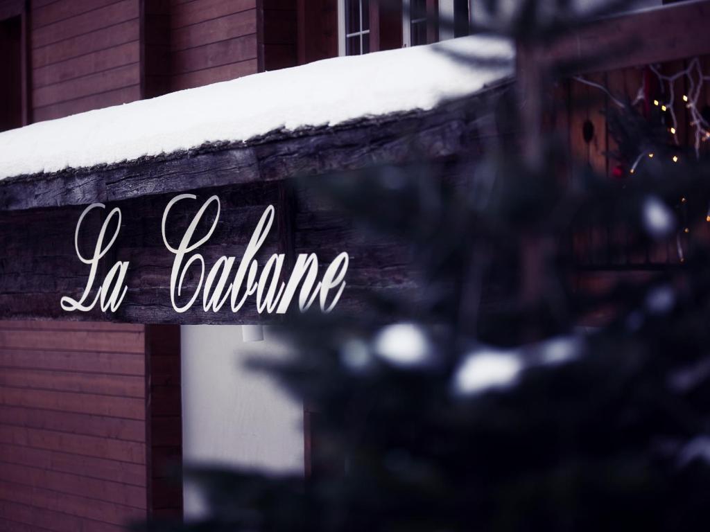 贝特默阿尔卑Boutique Hotel La Cabane的建筑物上阴道上的标志