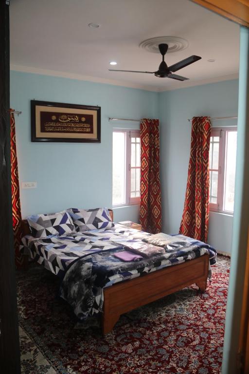 斯利那加Baba BabaBah的一间卧室配有一张床和吊扇