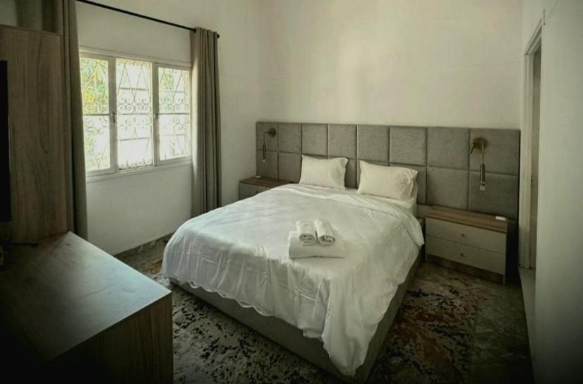 马普托Guesthouse MALAGUETA INN II的一间卧室配有一张床,上面有两条毛巾