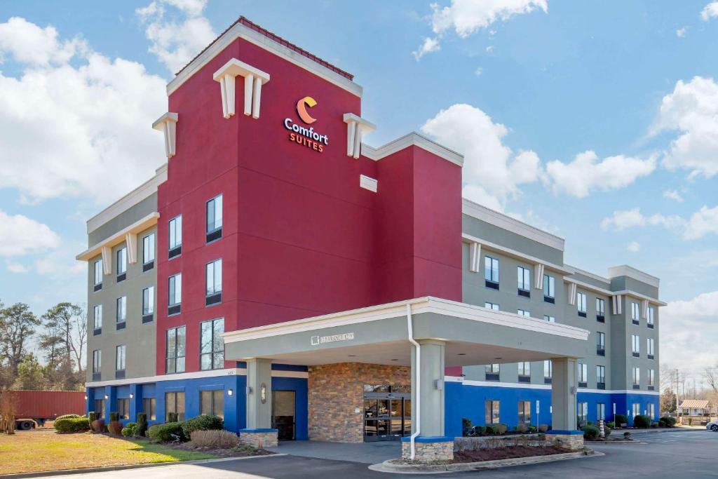 威尔森Comfort Suites Wilson - I - 95的上面有c酒店标志的红色建筑