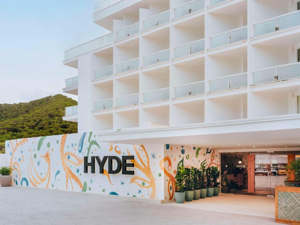 卡拉隆加Hyde Ibiza的白色的大建筑,边有大壁画