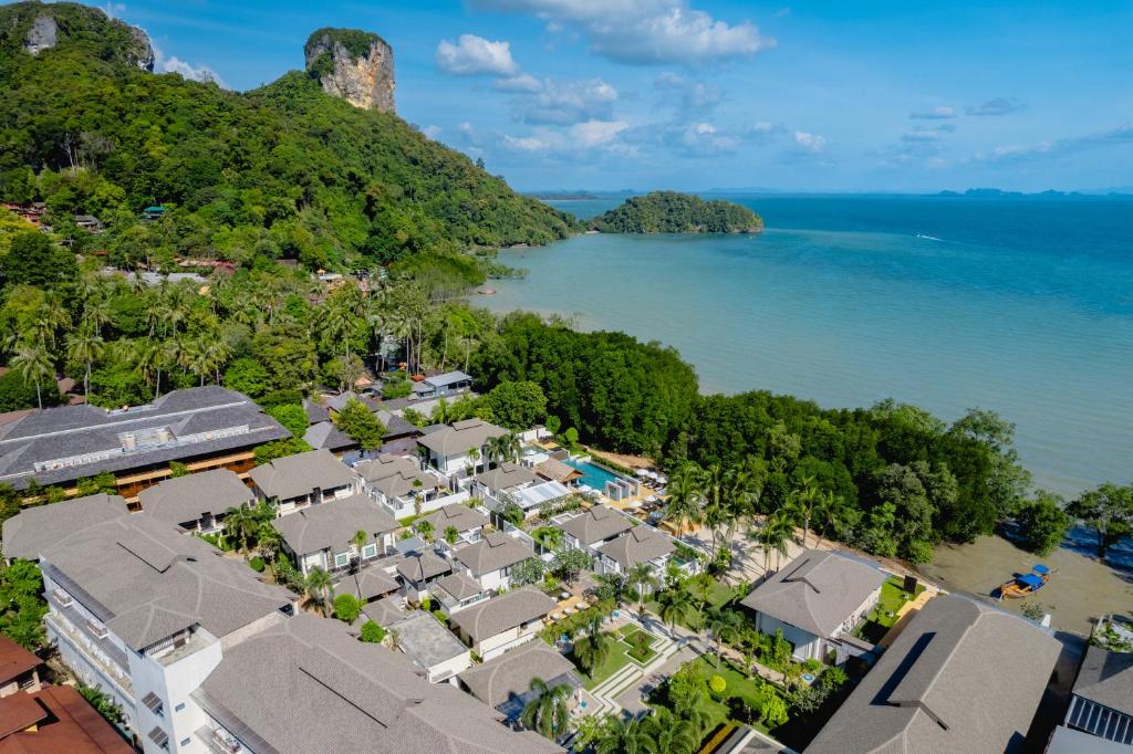 莱利海滩Bhu Nga Thani Resort & Villas Railay的海洋旁度假胜地的空中景致