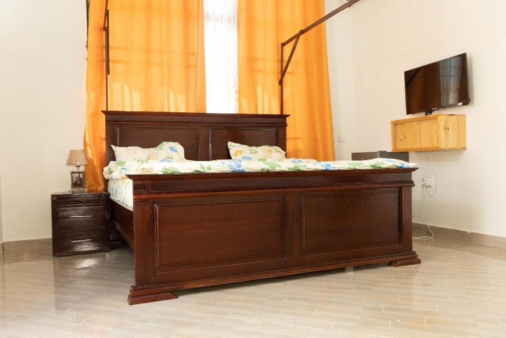 达累斯萨拉姆Extra48的一张木架床
