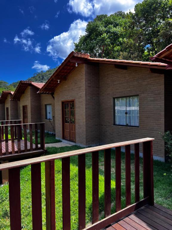 多明戈斯马丁斯Chalé do Lago 1的木屋设有木制甲板和房屋