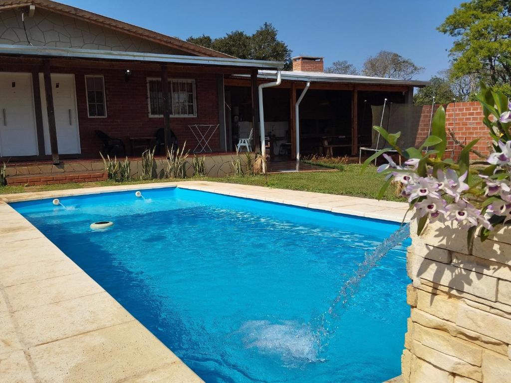 伊瓜苏港Don Alejandro Apart Iguazu的房屋前的游泳池
