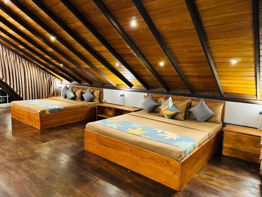 努沃勒埃利耶Cabin 7000 feet Nuwaraeliya的配有木天花板的客房设有两张床。