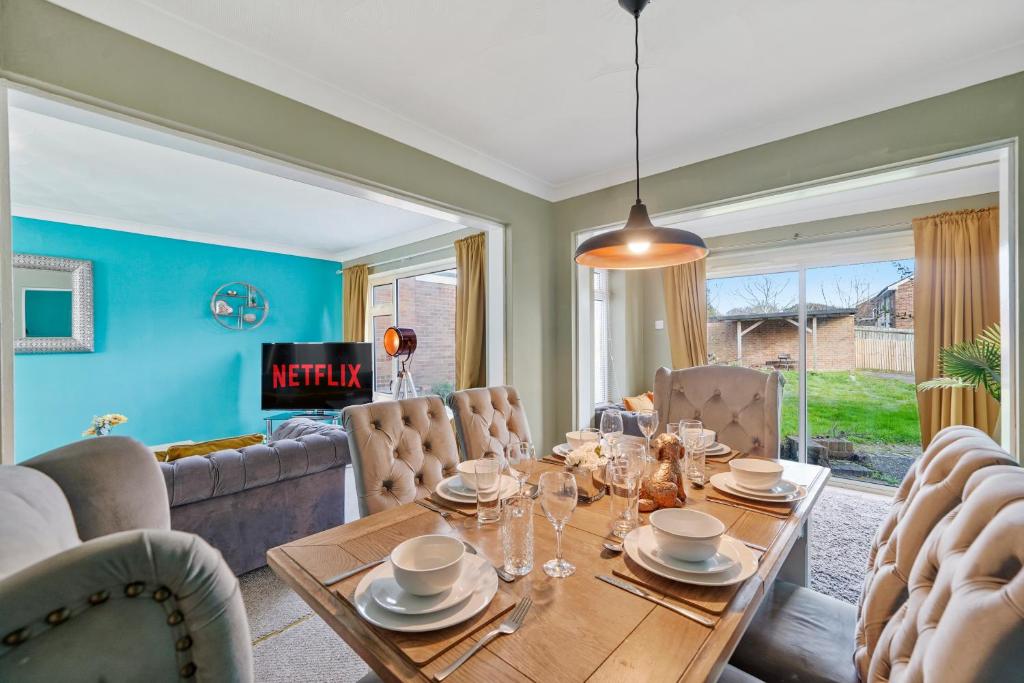 KentBridgeCity Luxurious Maidstone Holiday Home的一间带桌椅的用餐室
