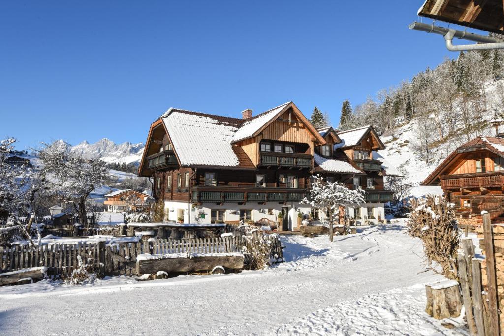 斯拉德明奥尔豪夫酒店的雪中山间滑雪小屋
