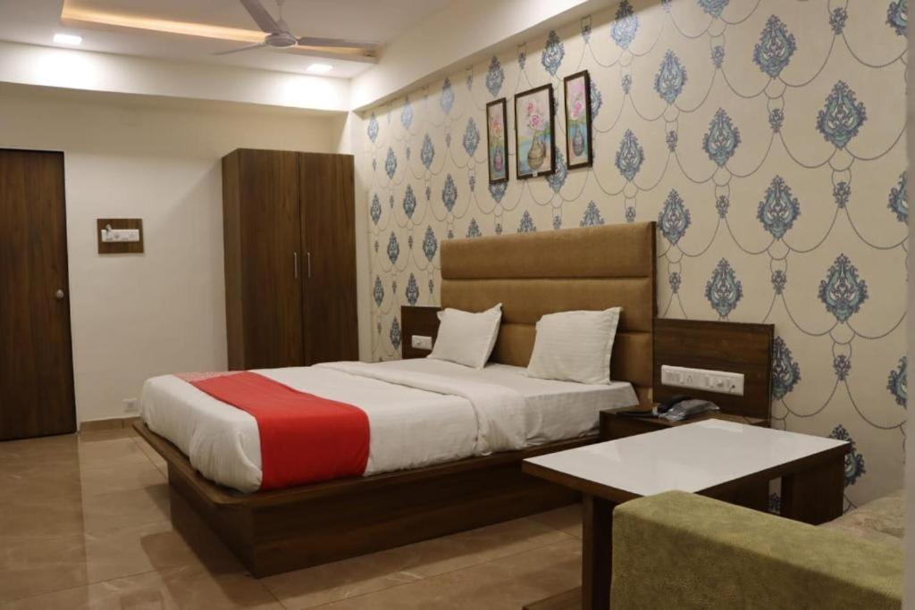 ModāsaHotel Legend的一间卧室配有一张床和一张沙发