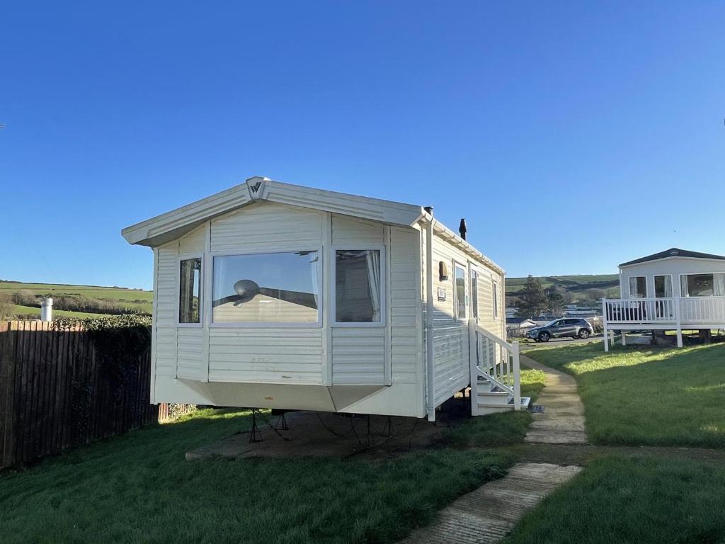 纽基Newquay Bay Resort Sandy Toes - Hosting up to 6的坐在草地上的白色小房子