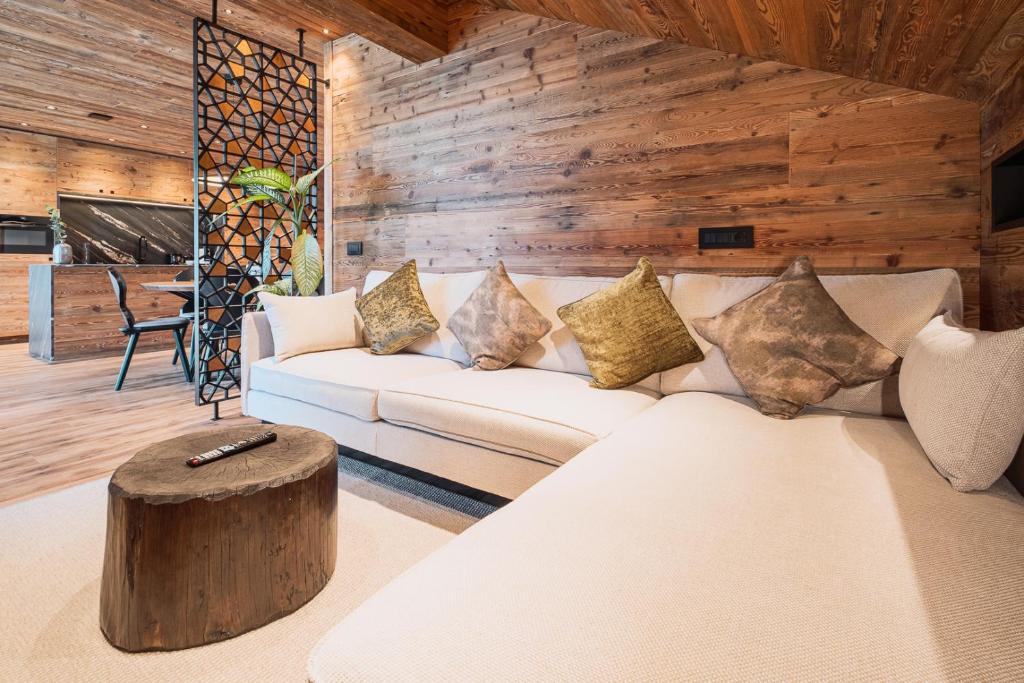 圣克里斯蒂娜Apartments Villa Sofia的客厅配有白色沙发和木墙
