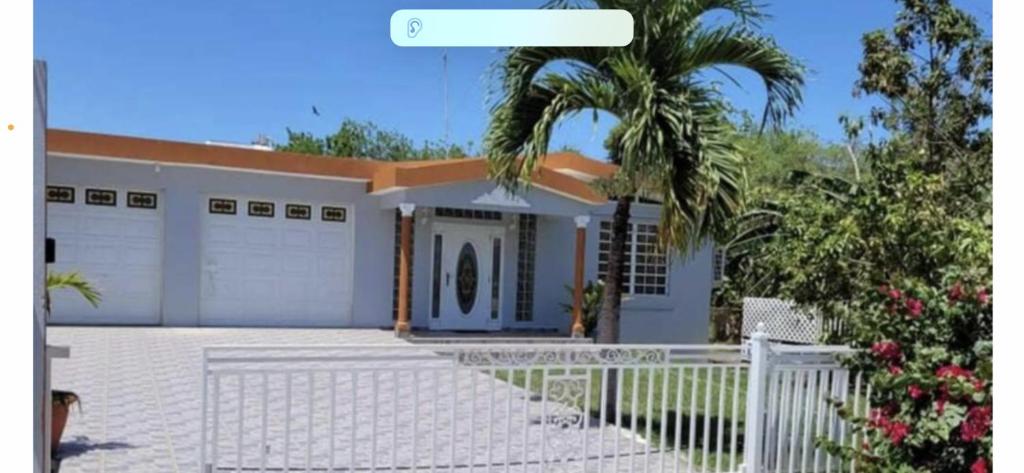 伊莎贝拉My dulce hogar的白色围栏和棕榈树的房子
