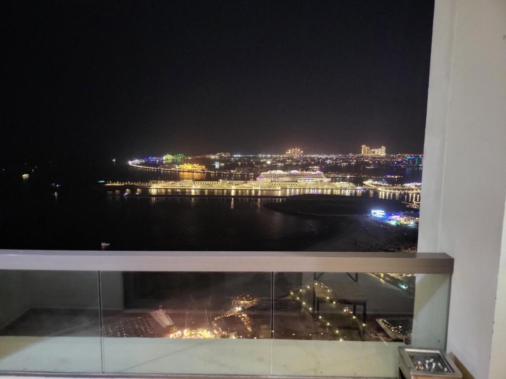 迪拜Atlantis View Hostel的窗户享有城市美景