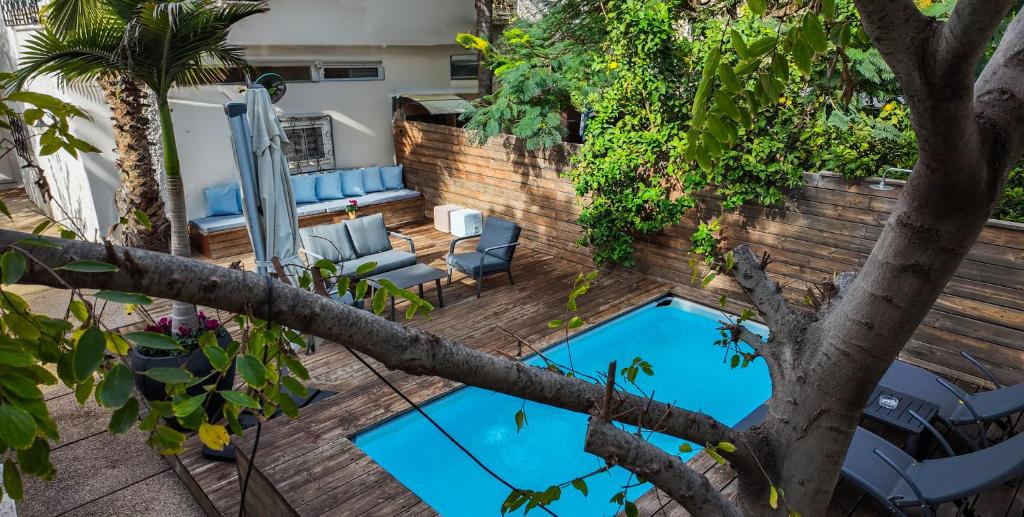 特拉维夫Rosen Villa at Ramat Hahayal的后院设有游泳池和树