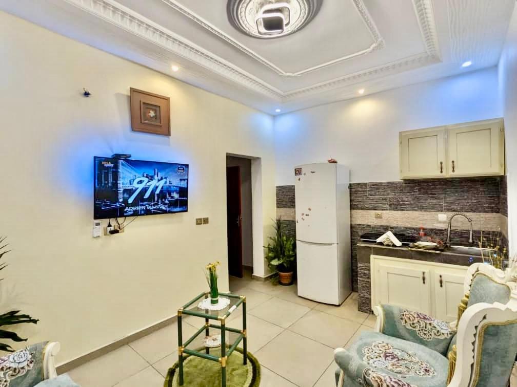雅温得Appartement meublé haut standing 1CH en RDC的客厅的墙上配有电视
