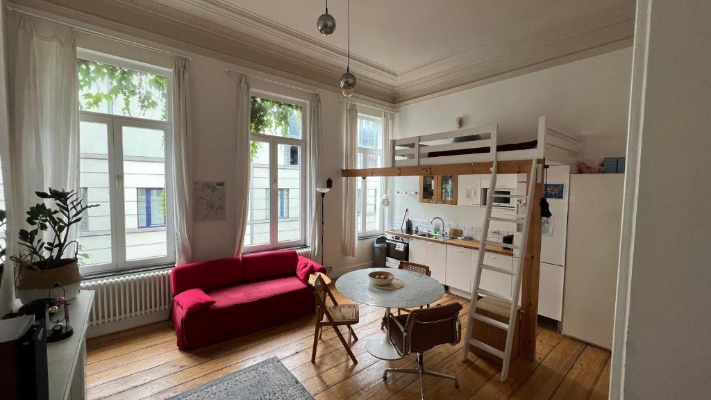 布鲁塞尔Arti Appart Louise/Flagey/Centre的客厅配有红色的沙发和桌子