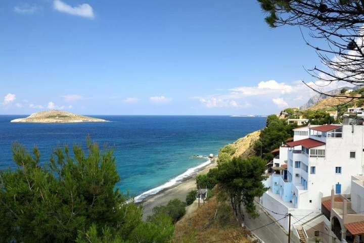 卡利诺岛Kalymnos Platy Gialos Mousellis Makis Apartments的享有海滩美景,设有房屋和大海