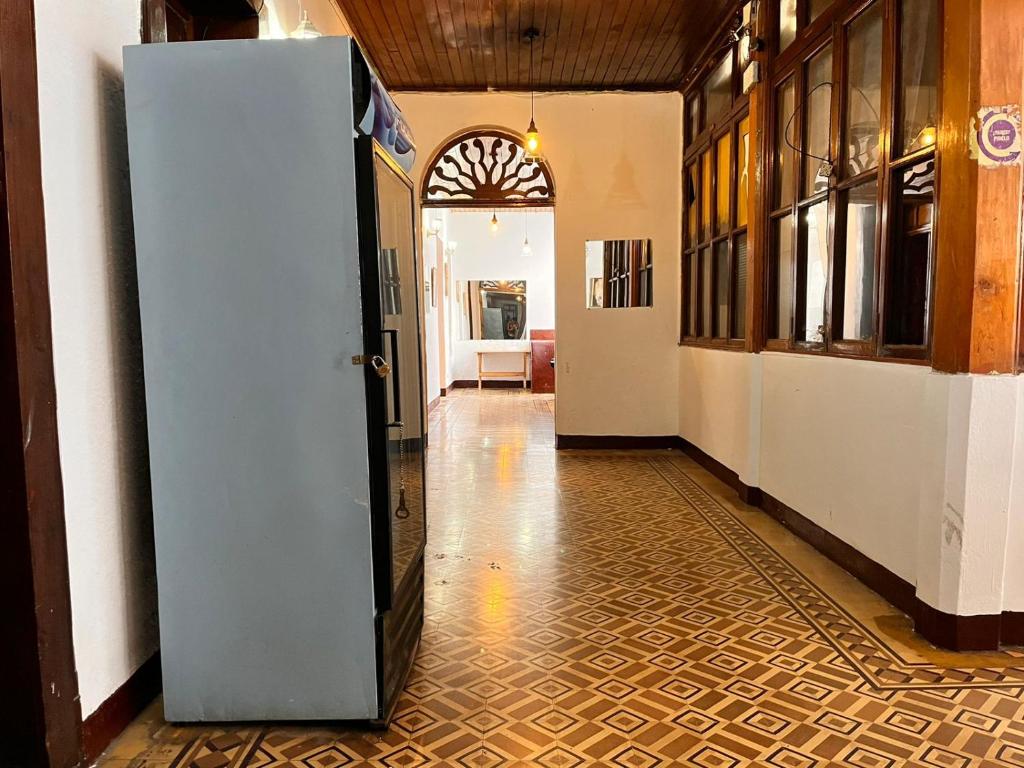 危地马拉Hotel Letona的走廊里,房间中间有冰箱