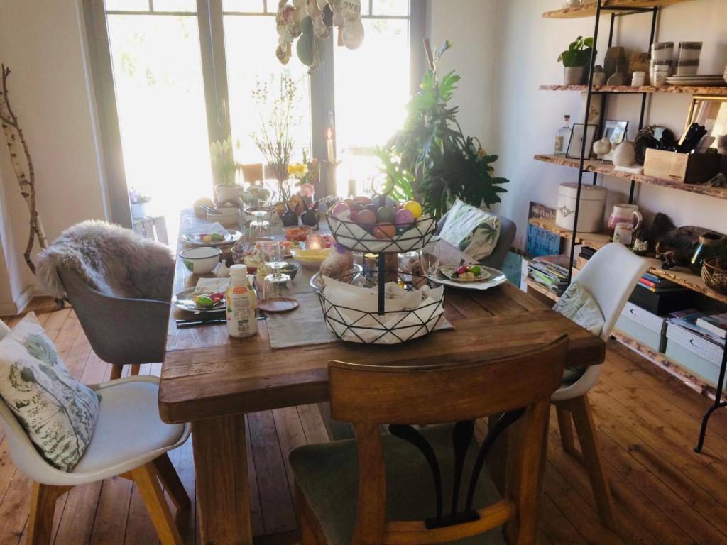 雷斯Ks Kotten Bed and Breakfast的客厅里一张带食物的木桌