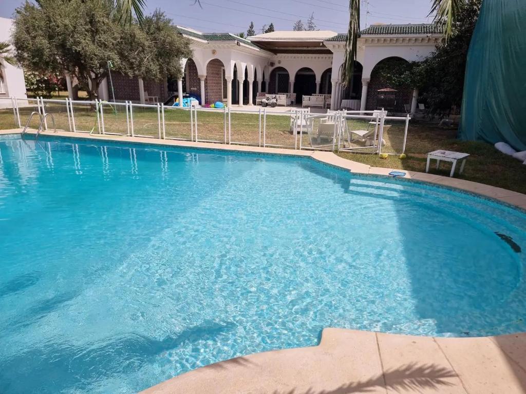 拉马萨Arabesque House的一座大蓝色游泳池,位于房子前