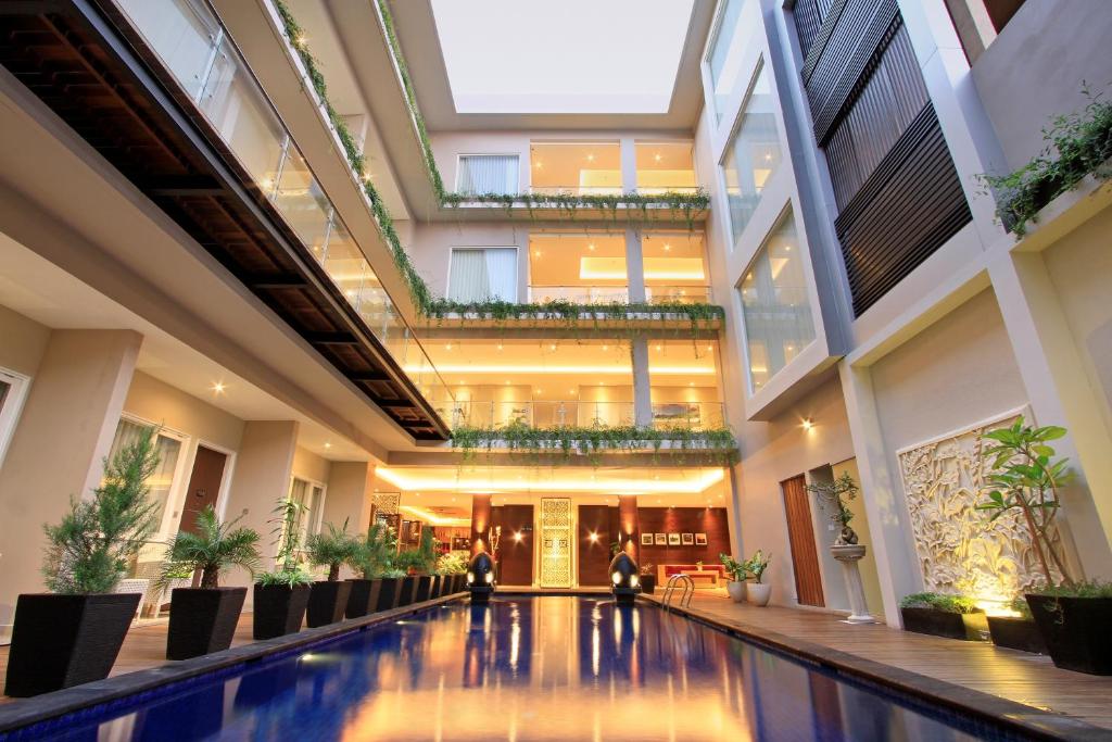 库塔欧哈纳库塔酒店的大堂,大楼内设有一个游泳池