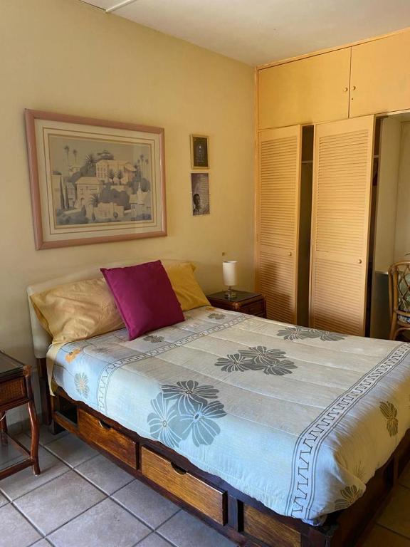 库埃纳瓦卡Quinta Ángeles的卧室配有一张挂在墙上的床铺
