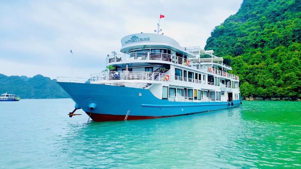 下龙湾Halong Sapphire Cruises的一艘大型游轮坐在水中