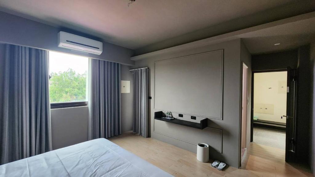 金湖镇小上海会馆的一间卧室设有一张床和一个大窗户