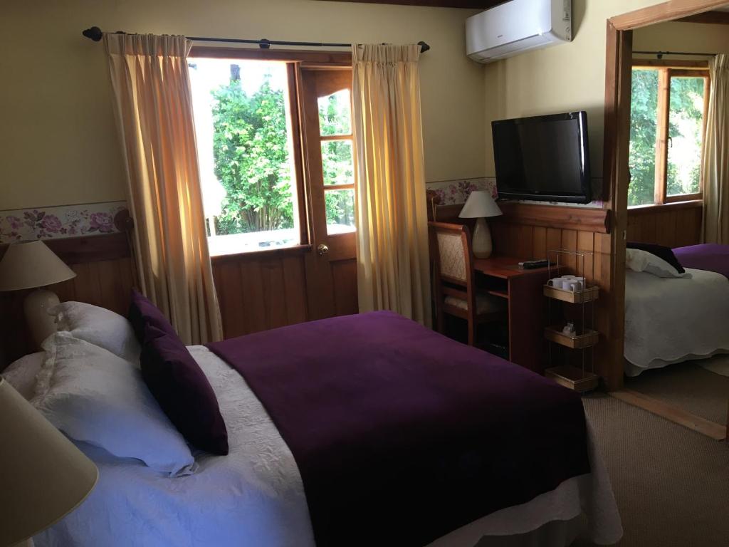 比亚里卡Merken Bed & Breakfast的一间卧室配有一张床和一台平面电视