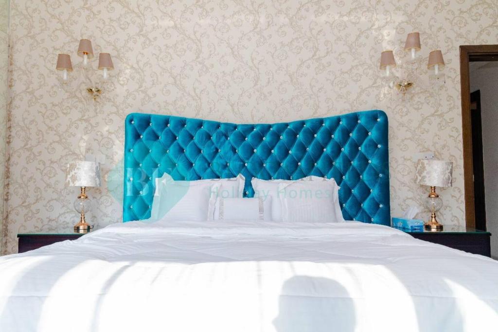 阿布扎比Grandeur 3 Bedroom In Wave的卧室里一张带蓝色床头板的床