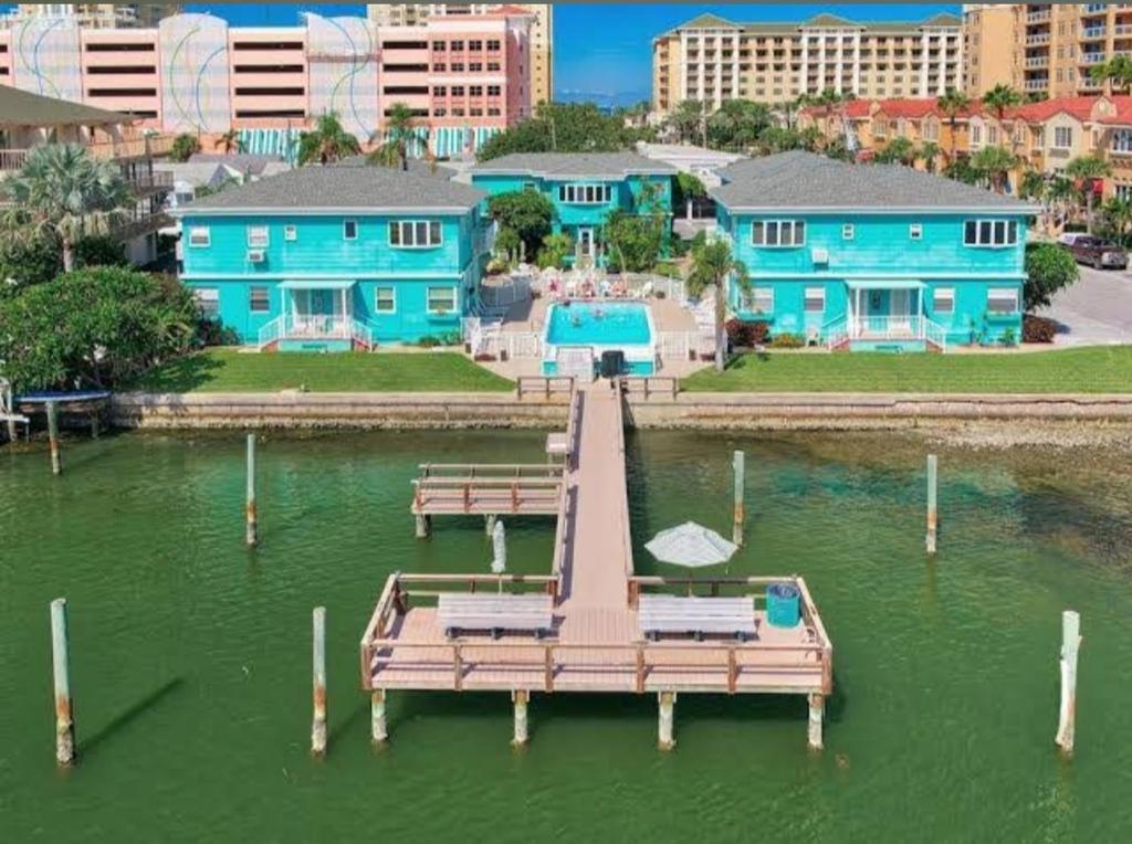 克利尔沃特Coral Resort D4的蓝色房屋的水域中的码头