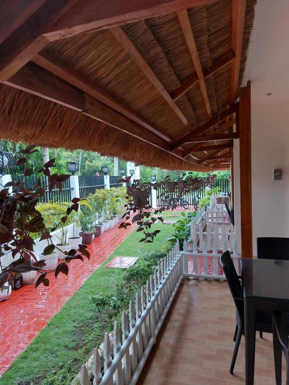 邦劳Glorias Panglao Inn 1的客房设有带椅子的阳台和花园。