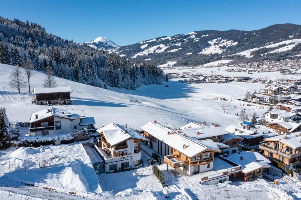 蒂罗尔-基希贝格Ferienhaus Willms am Gaisberg的雪地中度假村的空中景观