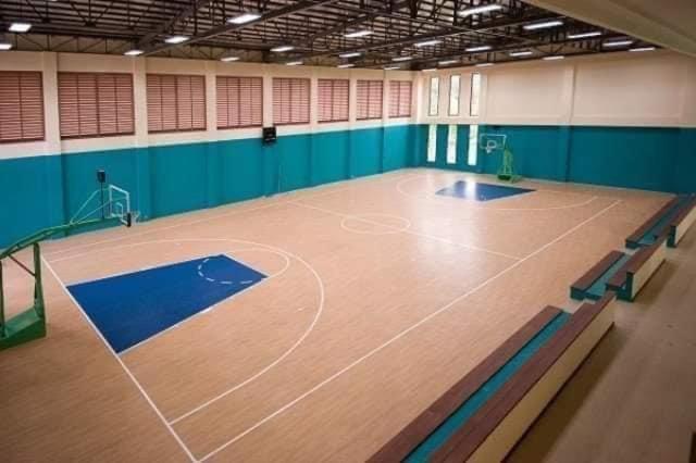 纳苏格布Pico De Loro staycation的大楼内一座空的健身房,里面设有篮球场