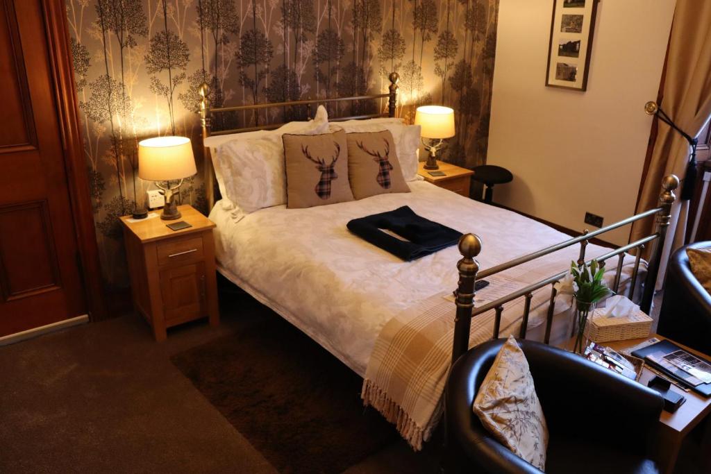 坎贝尔城Gowanlea Heights的一间卧室配有一张带两盏灯和两张桌子的床。