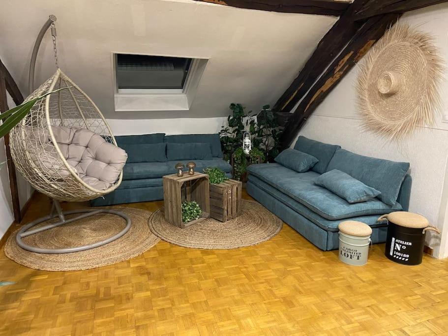 卢维耶Jungle Cosy的客厅配有蓝色的沙发和秋千