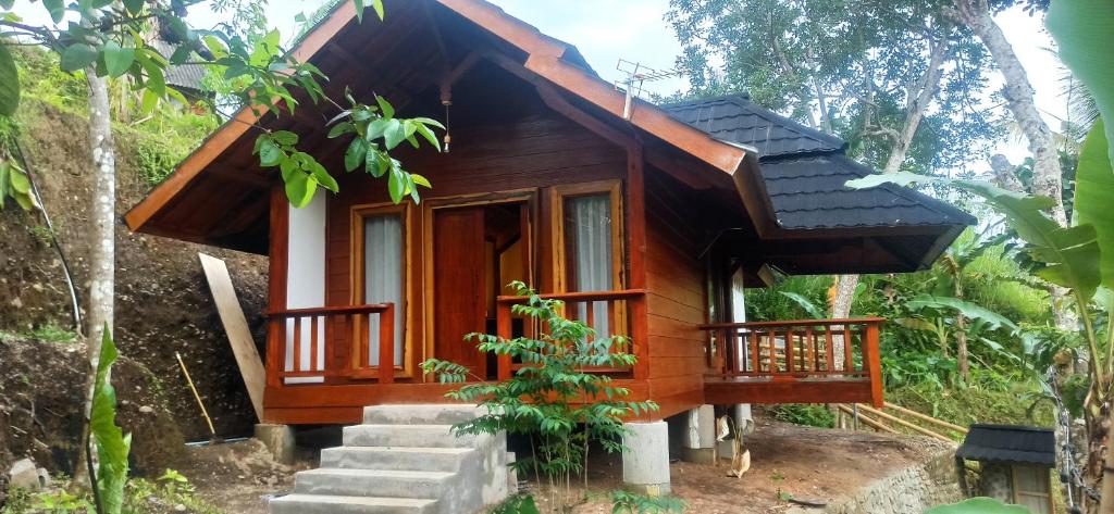 特特巴图Nea Cottage Lombok的森林中间的小木房子