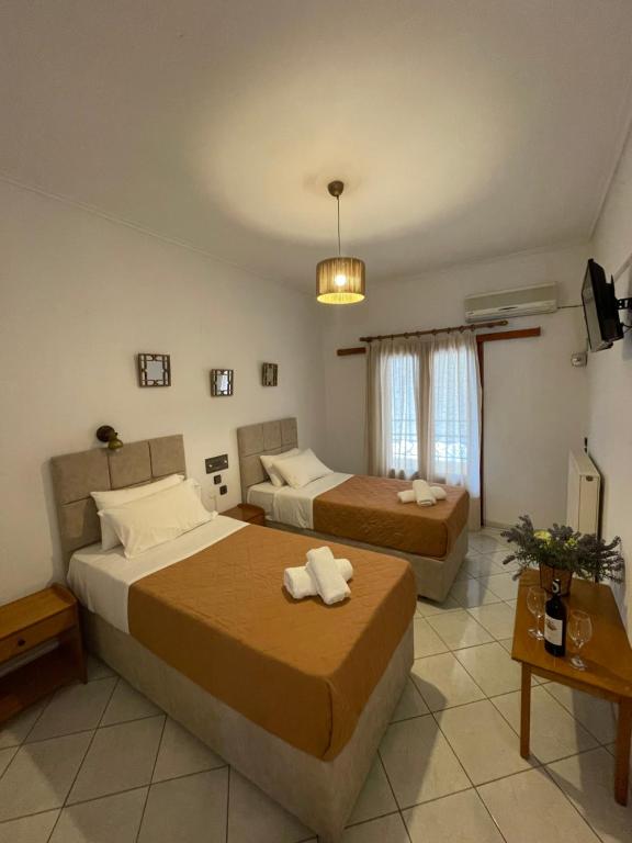 奈德里Oscar Hotel Lefkada的一间酒店客房,设有两张床和电视