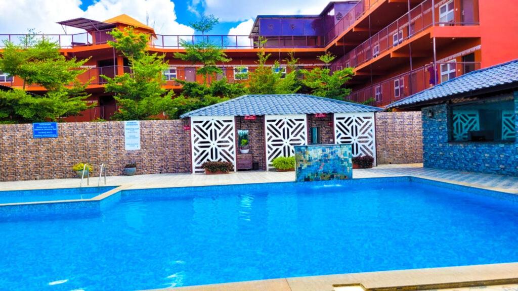 班加罗尔Vistar Resort & Hotels的大楼前的游泳池