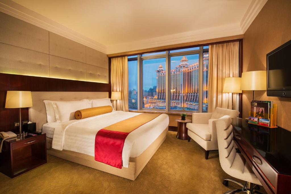 澳门百老汇酒店的一间卧室设有一张大床和一个大窗户
